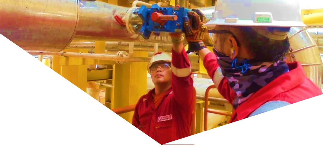 Teknisi melakukan pekerjaan operasional